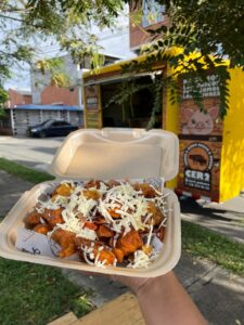 Salchipapas gigantes con queso Palmira